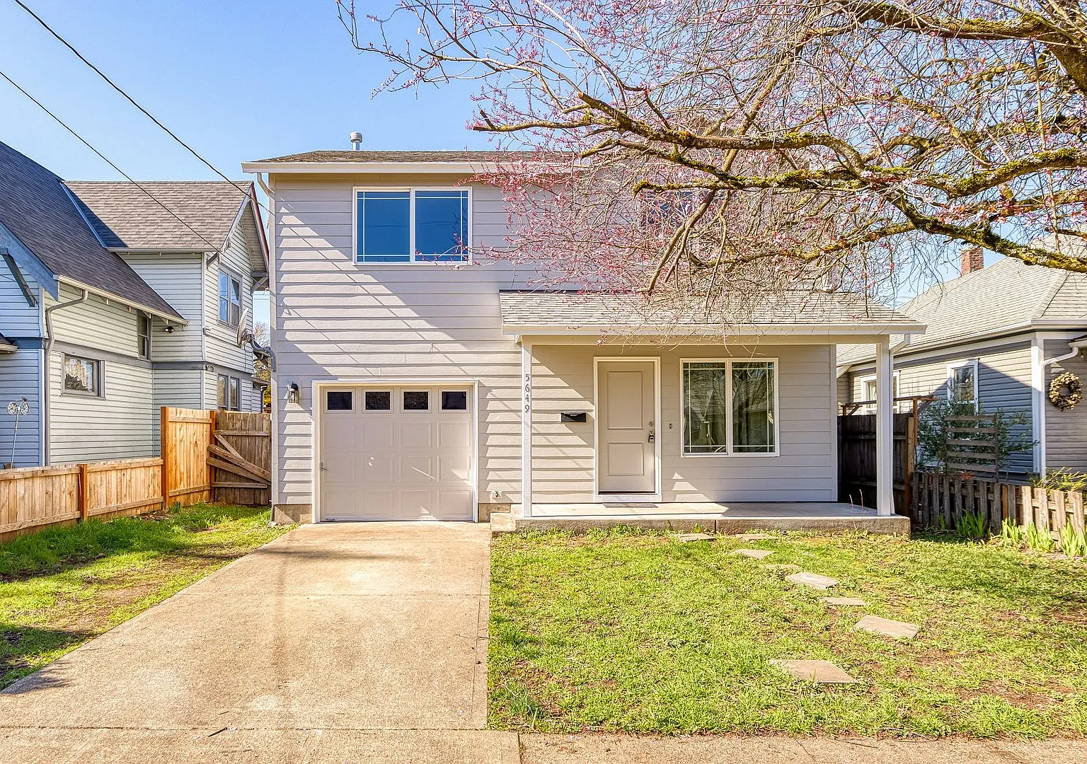 Fully Remodeled 3 Bedroom Home in Mt Scott Neighborhood — Photo 2