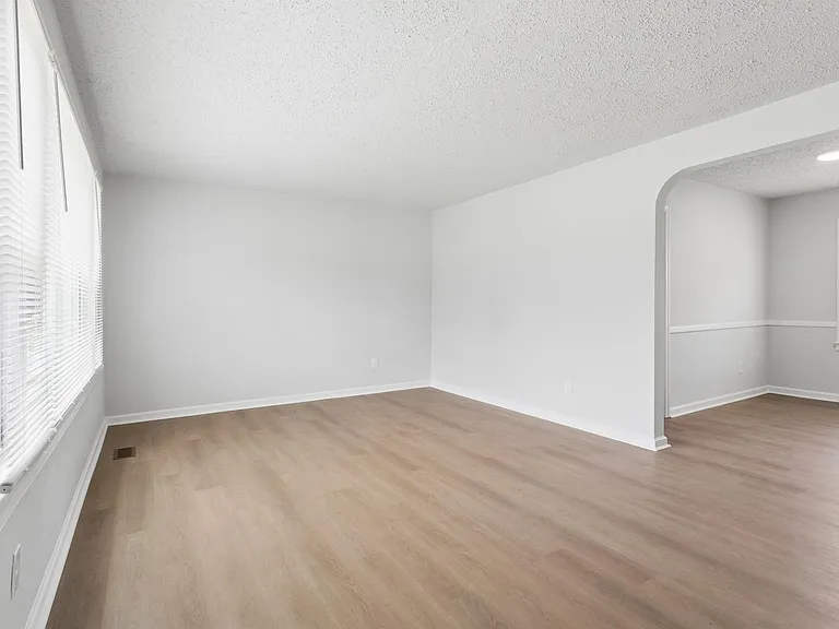 1815 Canterbury Rd — Photo 4