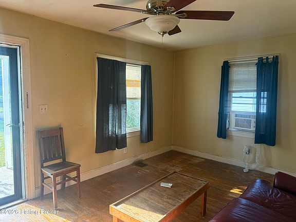 3rd image of 704 Greenwood Ct