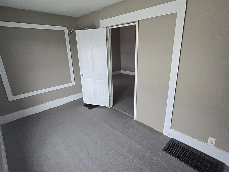 212 W Hospital Dr — Photo 5
