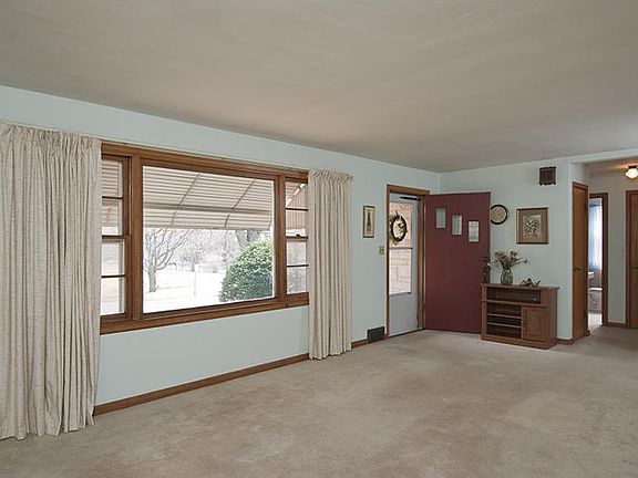 3rd image of 899 S Main St