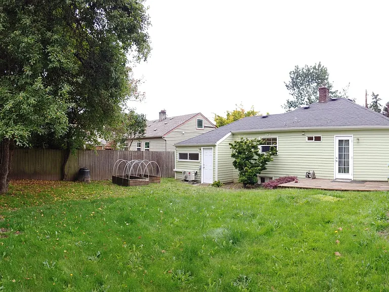 1002 N Watts St — Photo 2
