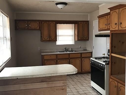 3rd image of 2124 NE 28th St