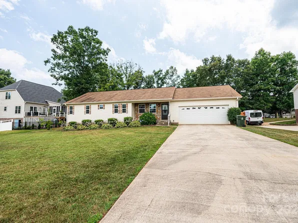 106 Cabin Creek Dr, Hudson, NC 28638