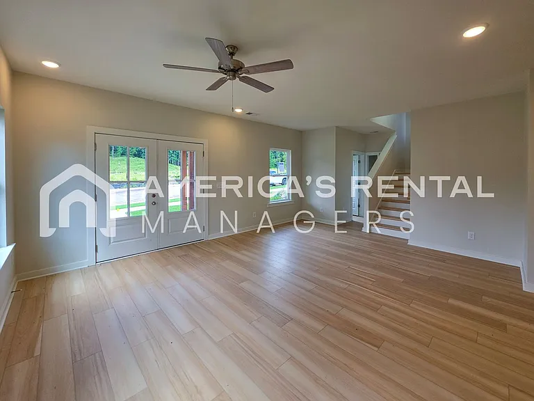 1017 Grand River Blvd W — Photo 13