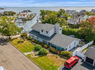 19 Waters Edge Ct, Babylon, NY 11702