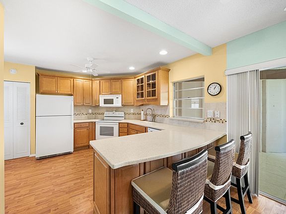 4th image of 4 Greenway Village N #208
