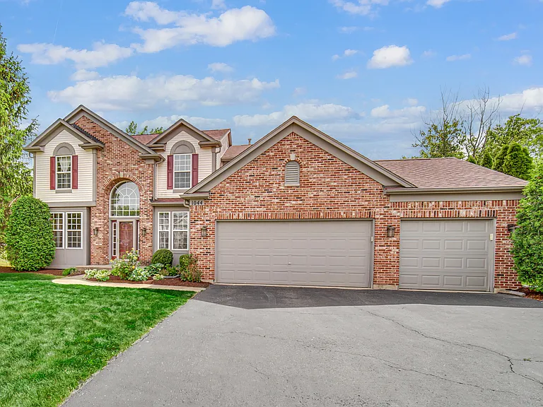 1044 Oakhill Dr — Photo 1