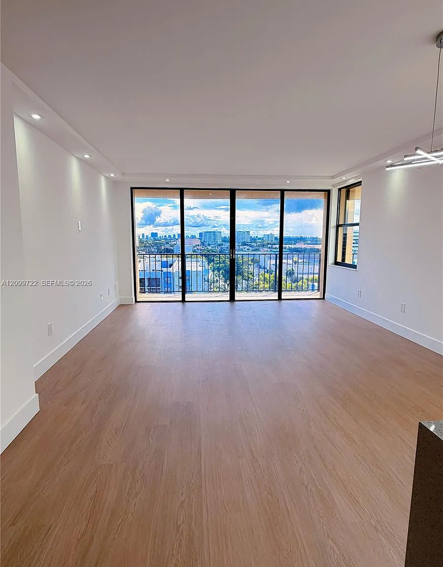 Greenwich Ph I Condo — Photo 1