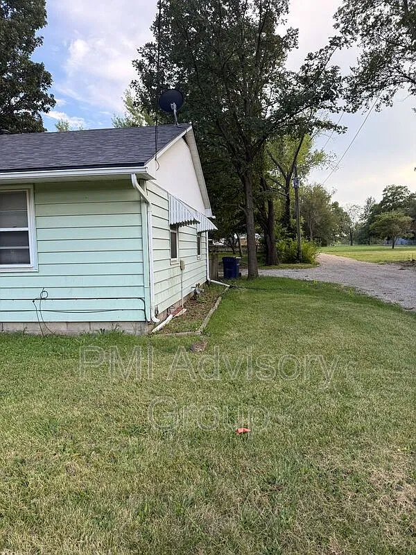 2 bed, 1.0 bath, 1040 sqft, $1,075 — Photo 3