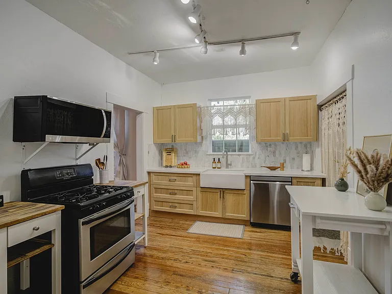 914 Snover St — Photo 11