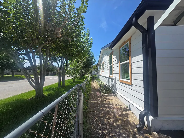 5102 Avenue L — Photo 36