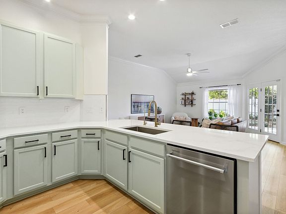 3rd image of 891 Parkview Pl W