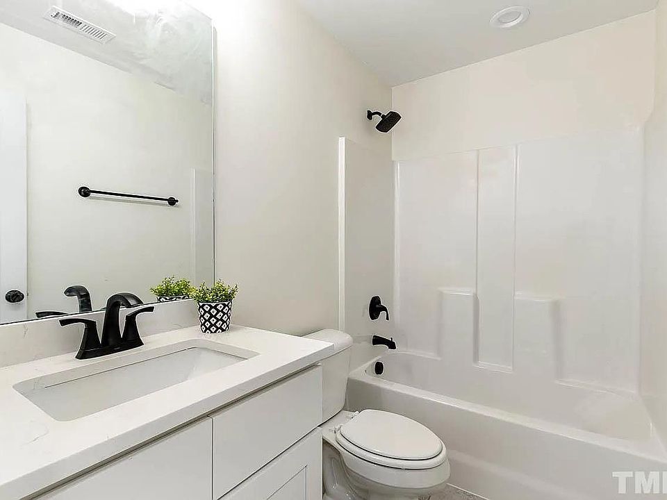 1st image of 525 Lakeland St