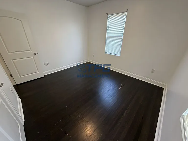 937-939 Pennington St #1R — Photo 6