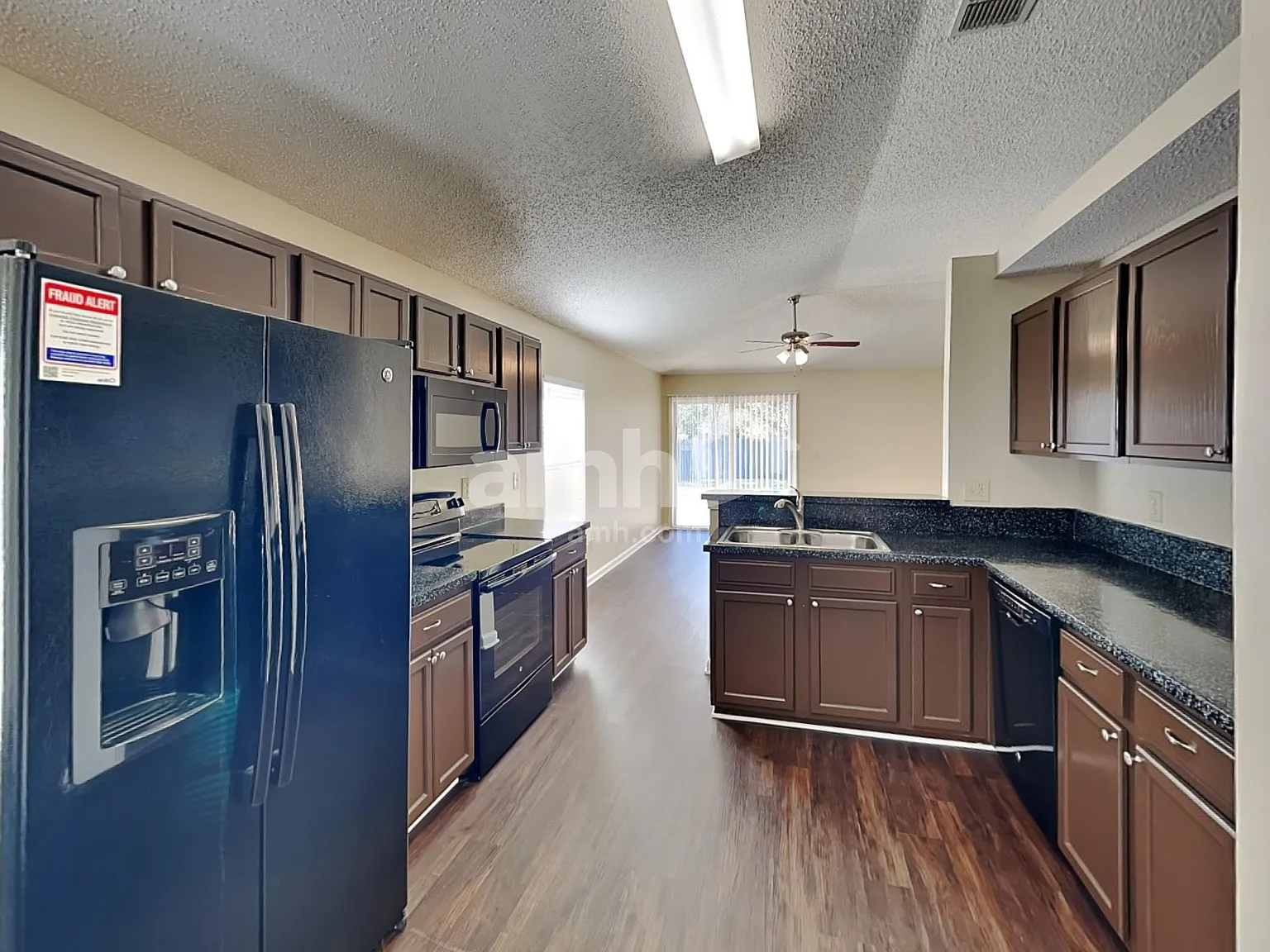 4 bed, 2.0 bath, 1751 sqft, $2,075 — Photo 4