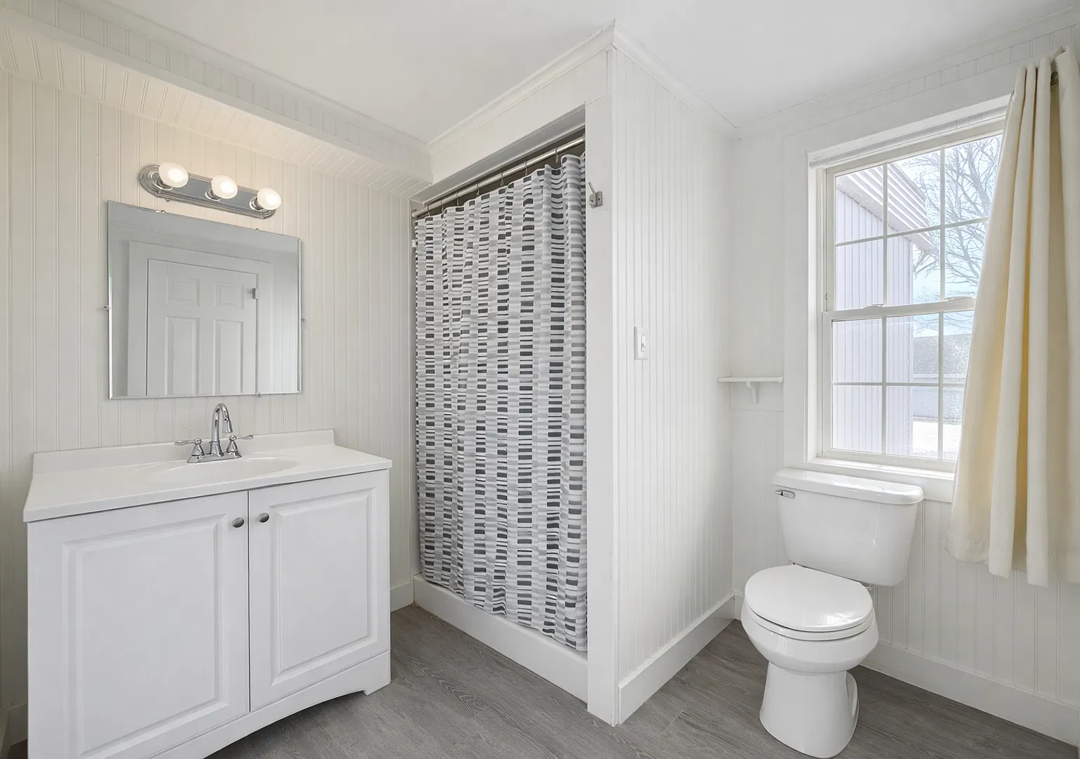 In town, spacious one bedroom with parking and pets OK! Washer dryer hookups. — Photo 1