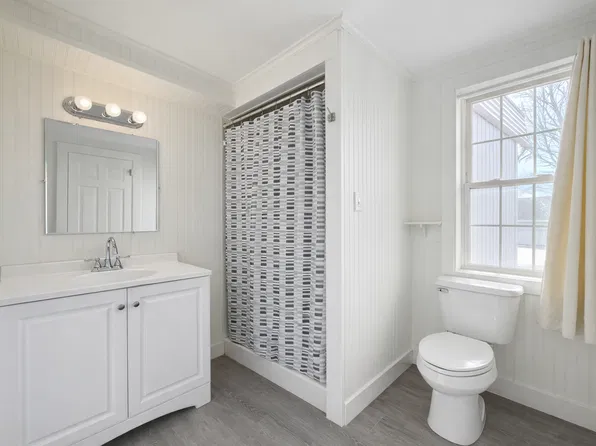 In town, spacious one bedroom with parking and pets OK! Washer dryer hookups., 18 Union St APT 3, Rockland, ME 04841