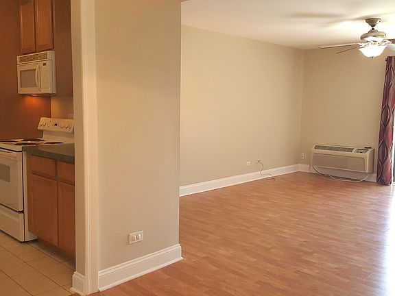 5th image of 960 N Lakeside Dr APT 3A