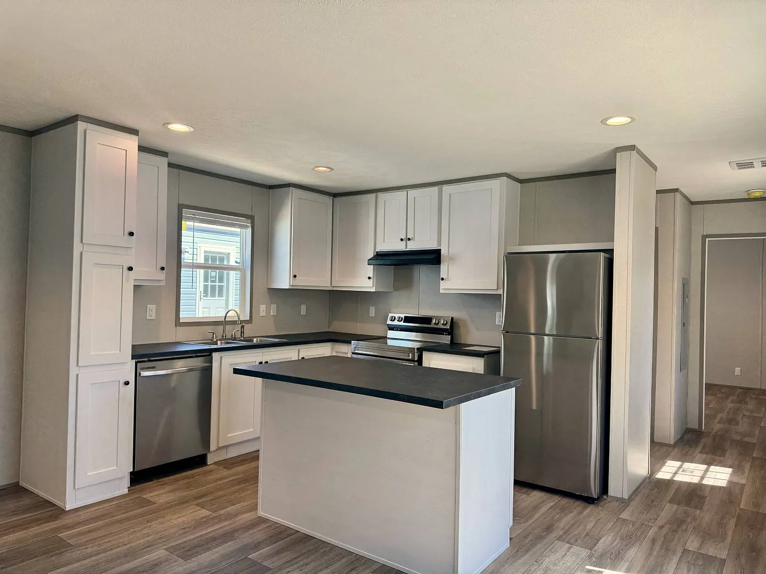3 bed, 2.0 bath, 1140 sqft, $1,450 — Photo 2