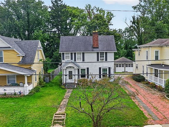 4th image of 729 Main St
