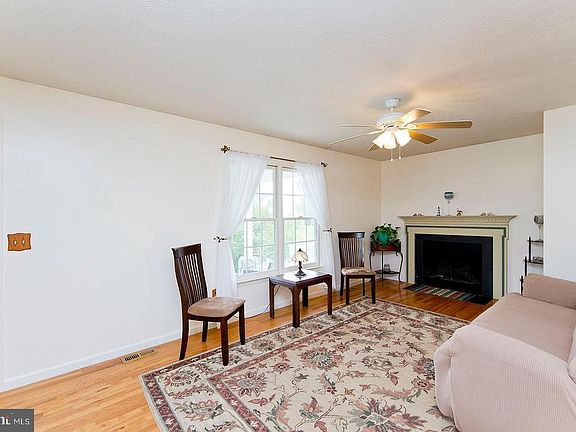 3rd image of 8025 Hillside Dr
