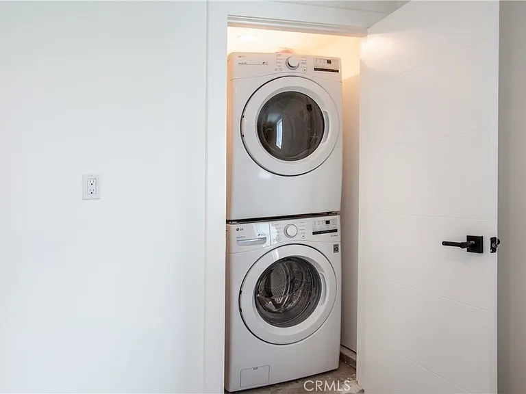10910 W Hesby St #1/2 — Photo 6