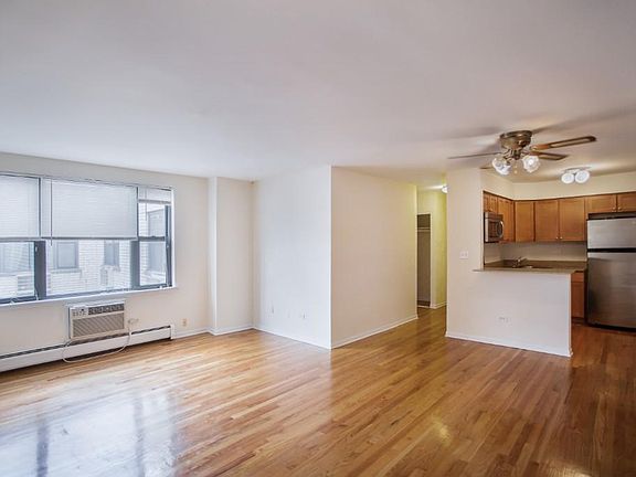2nd image of 527 W Oakdale Ave #403C