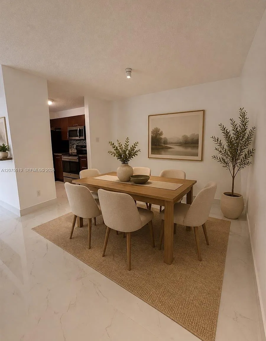Royal Palm Place — Photo 2
