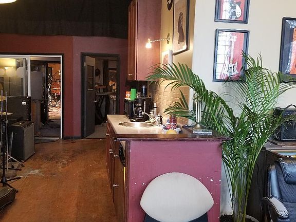 4th image of 2631 W Division St Ste 1