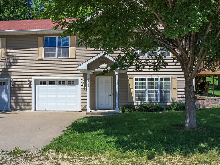 1215 E Bremer Ave — Photo 2