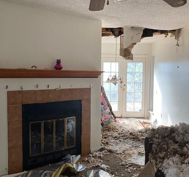 2nd image of 930 Lakeside Dr