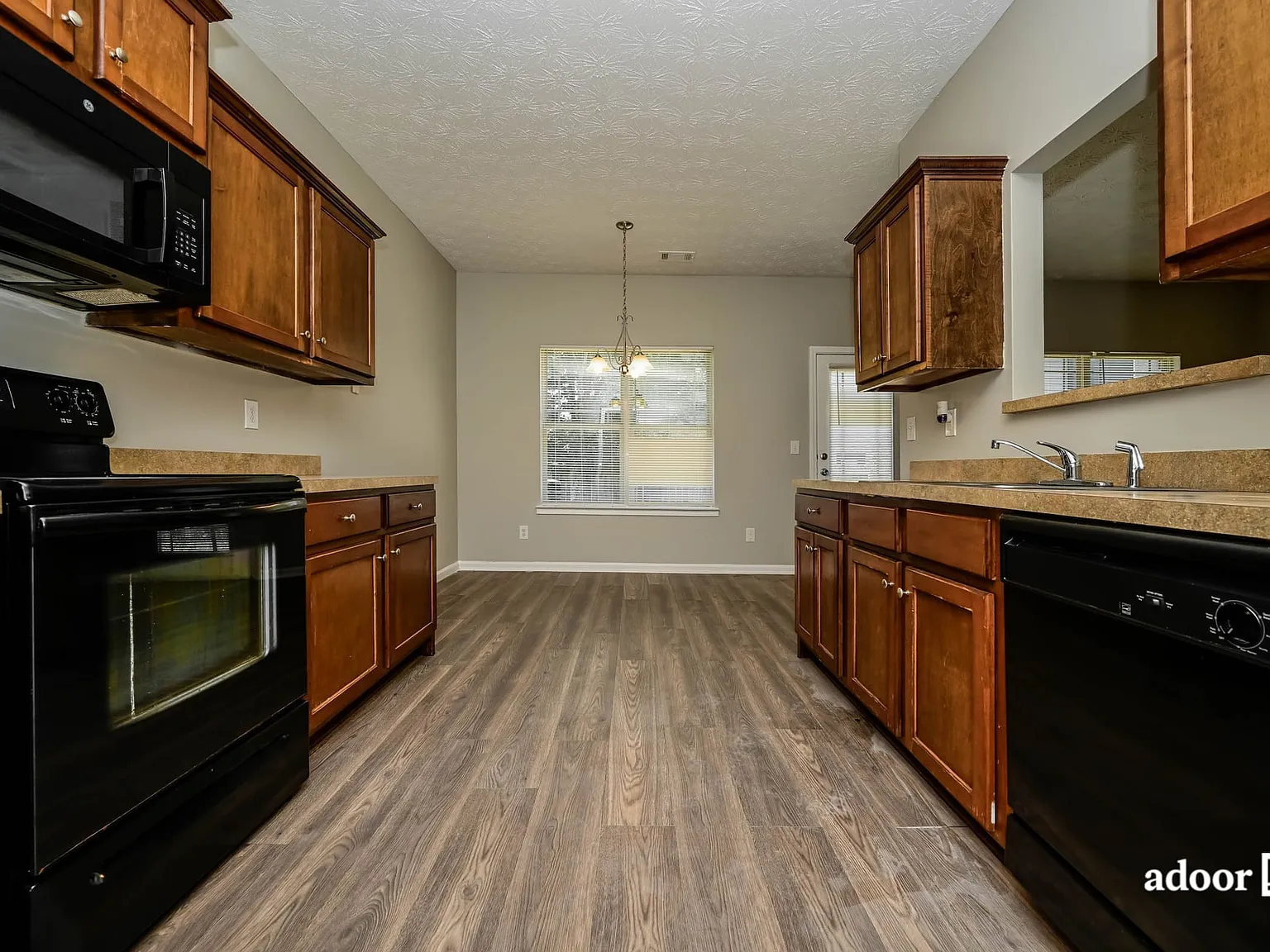 3 bed, 2.5 bath, 1640 sqft, $1,845 — Photo 3