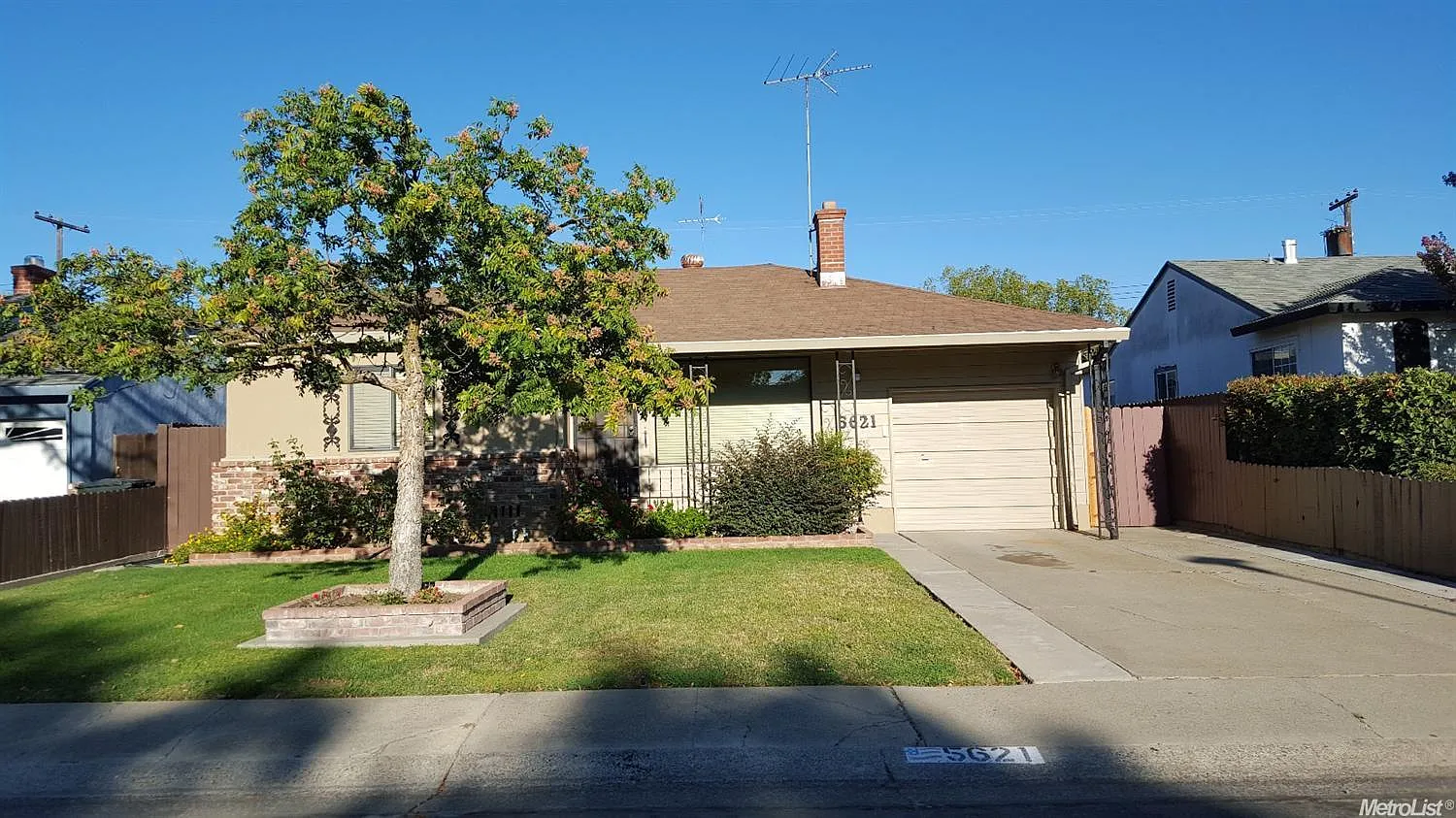 5621 Johns Dr photo 1
