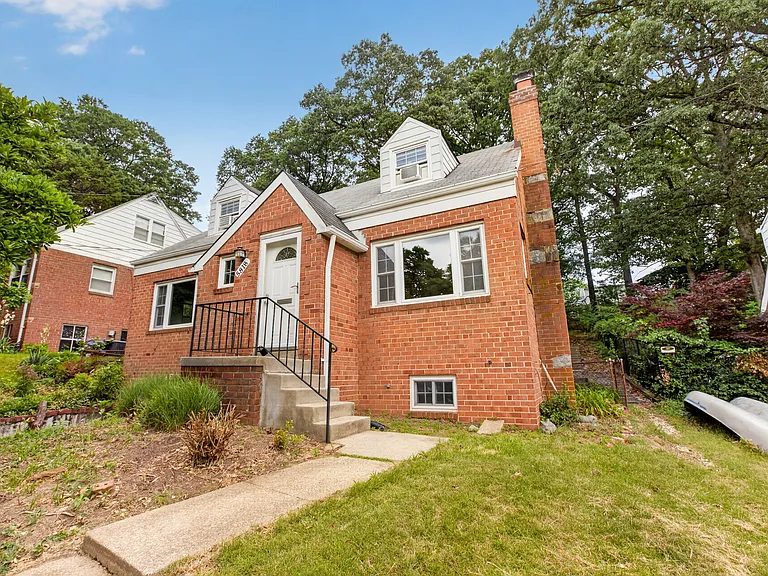 5818 Dewey St — Photo 1
