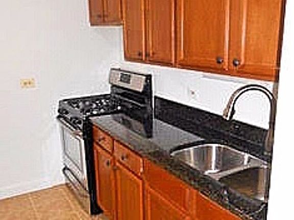 3rd image of 2250 N Lincoln Ave APT 302