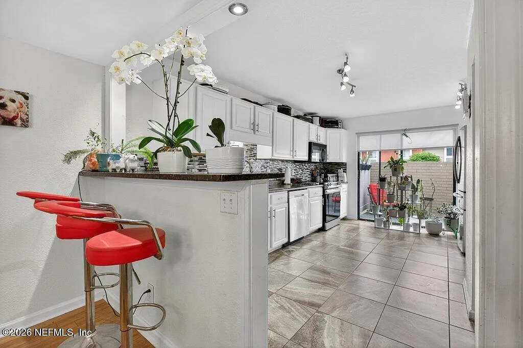 3 bed, 2.5 bath, 1637 sqft, $1,800 — Photo 1