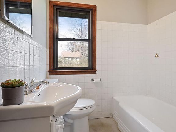 3rd image of 2712 W 72nd St