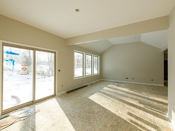 3rd image of 964 E Hawthorn Ln
