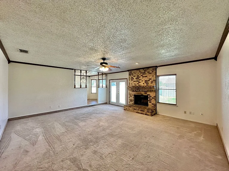 1602 Becker Dr — Photo 2