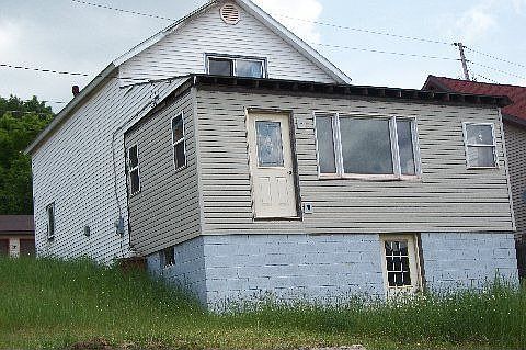 2nd image of 411 Bluff St