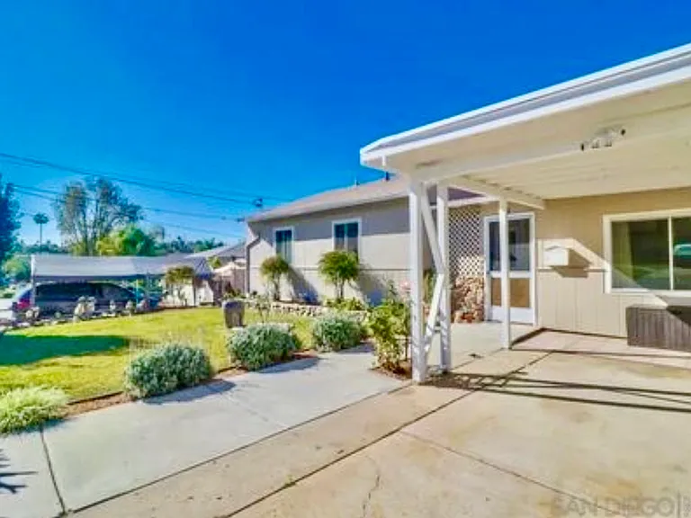 3586 Trophy Dr — Photo 2