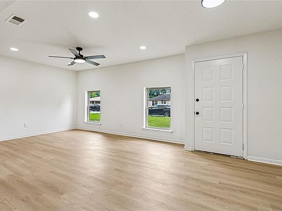 3rd image of 117 Dianne Dr
