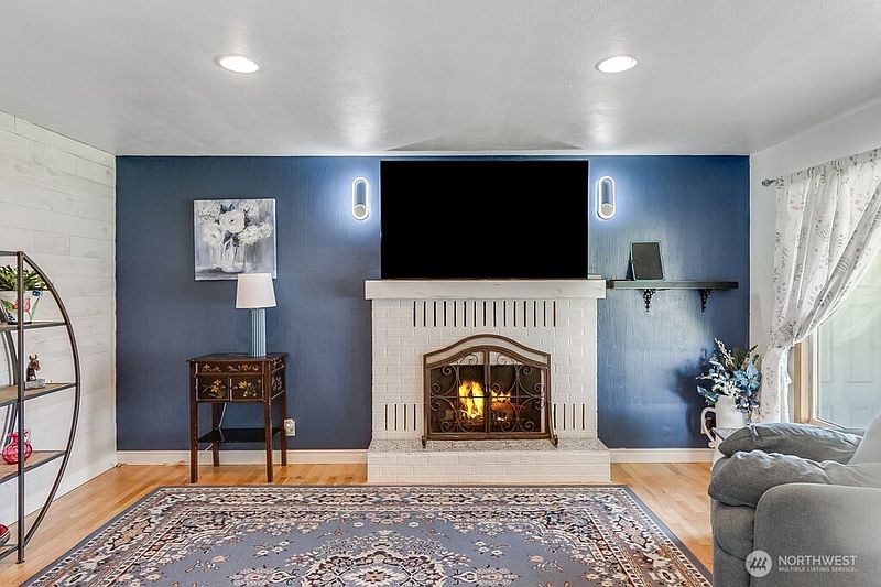 2nd image of 6919 W Victoria Avenue
