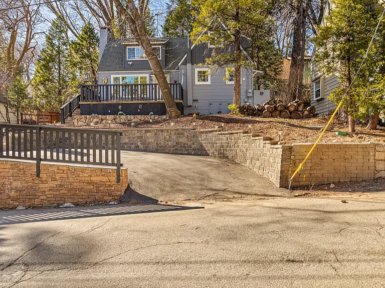 284 Walnut Dr — Photo 1