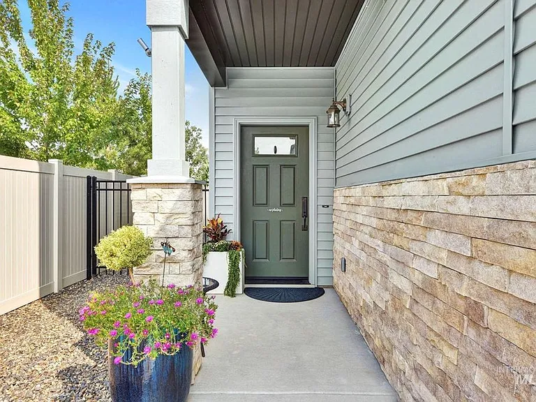 3068 N Laughridge Ave — Photo 2