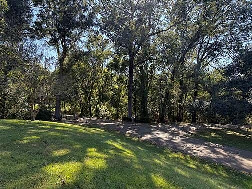 5th image of 100 Woodhaven Dr