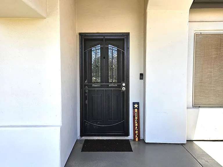1325 S 28th Dr — Photo 3