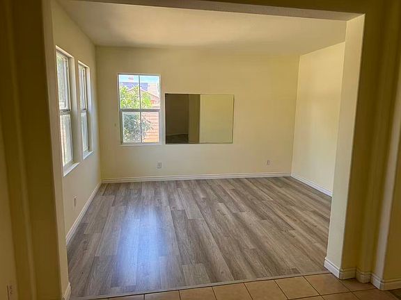 3rd image of 1070 Hawthorne Dr