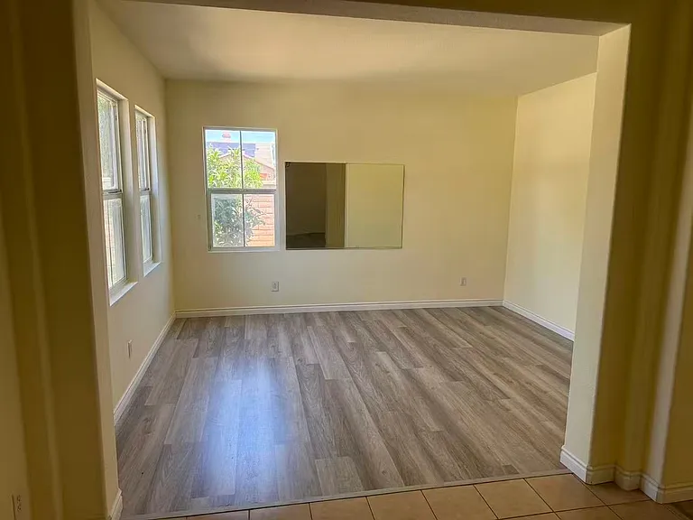 1070 Hawthorne Dr — Photo 3